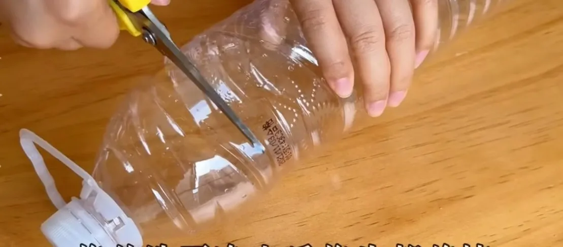 把寶特瓶頭部剪掉